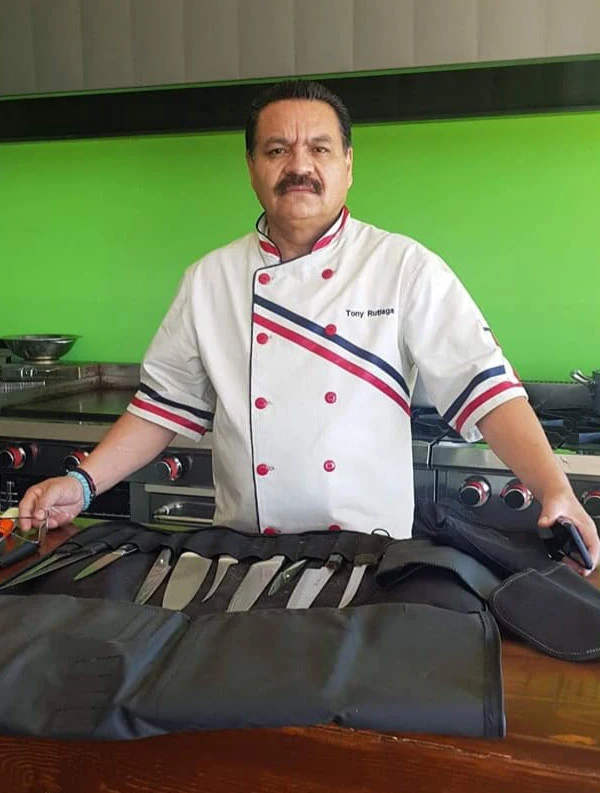 Salmón a la parrilla con vegetales asados en plato blanco – platillo gourmet en Mi Mesa Restaurante