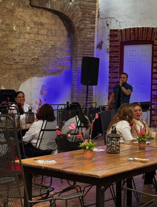 Tabla de charcutería gourmet con embutidos, quesos, uvas y galletas – Mi Mesa Restaurante