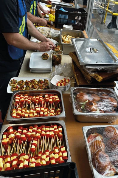 Tabla de charcutería gourmet con embutidos, quesos, uvas y galletas – Mi Mesa Restaurante