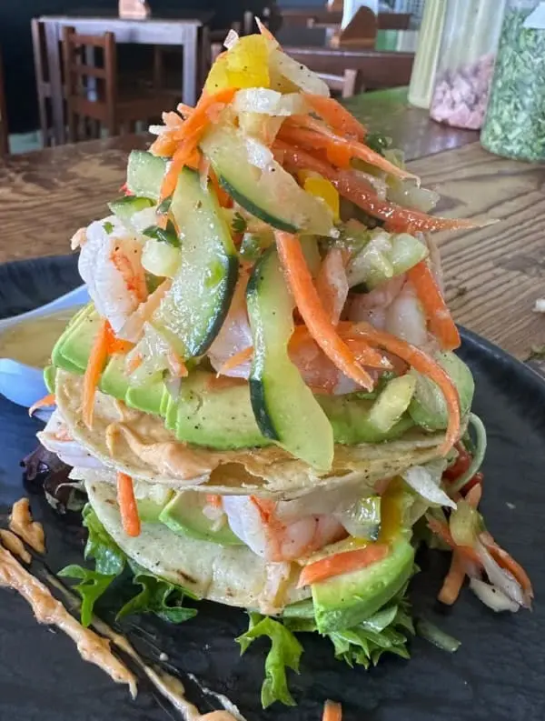 Tabla de charcutería gourmet con embutidos, quesos, uvas y galletas – Mi Mesa Restaurante